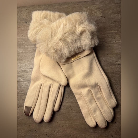 Accessories - Elegant Cream Faux Fur-Trimmed Gloves